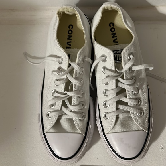 Barely used converse - Picture 2 of 3